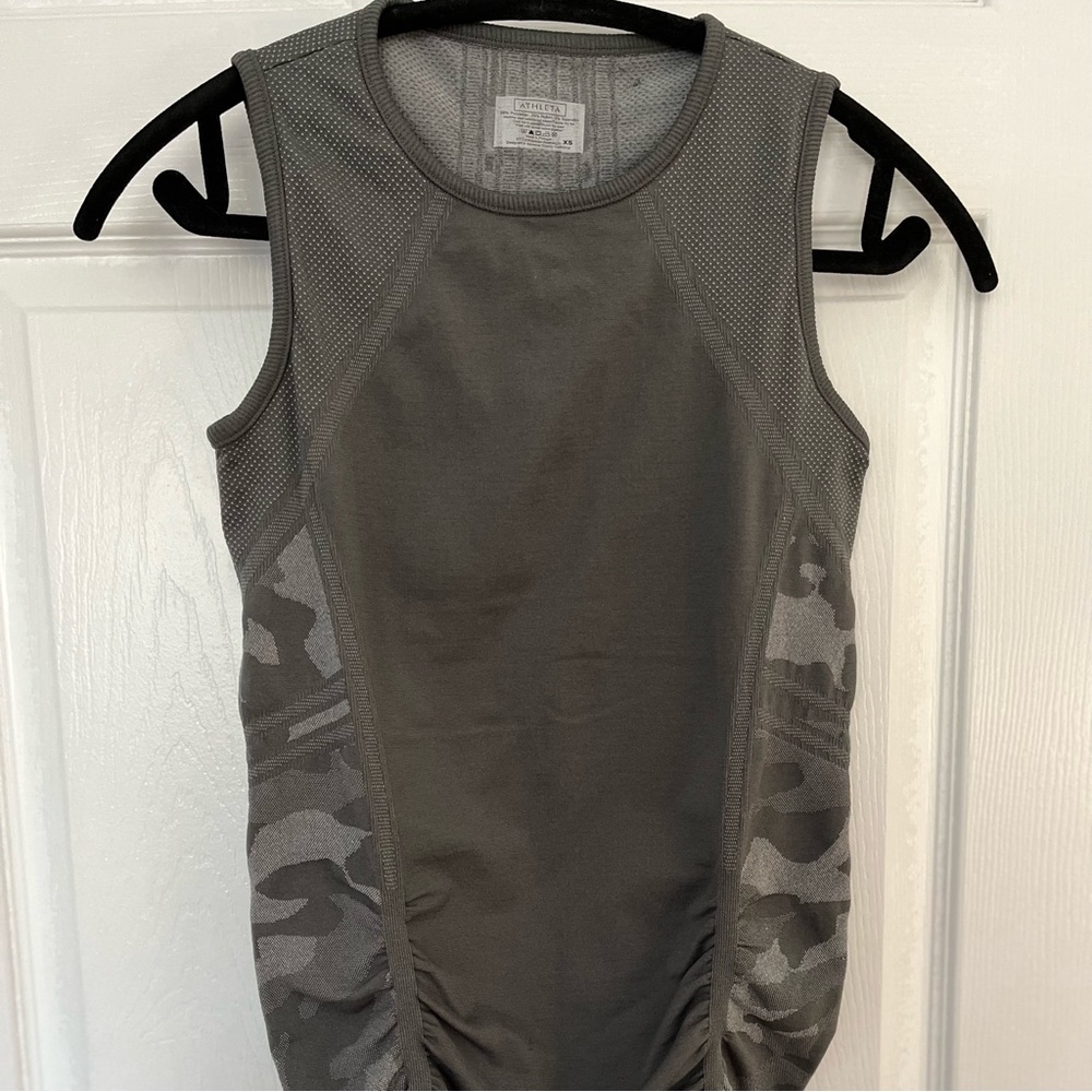 Athleta
Olive Green Camo Print sides Ruched sleeveless Top size XS